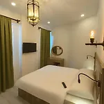 Avelyn Hotel