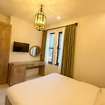 Avelyn Hotel *