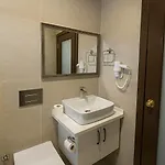 Avelyn Hotel *