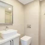 Avelyn Hotel *