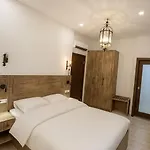 Avelyn Hotel *